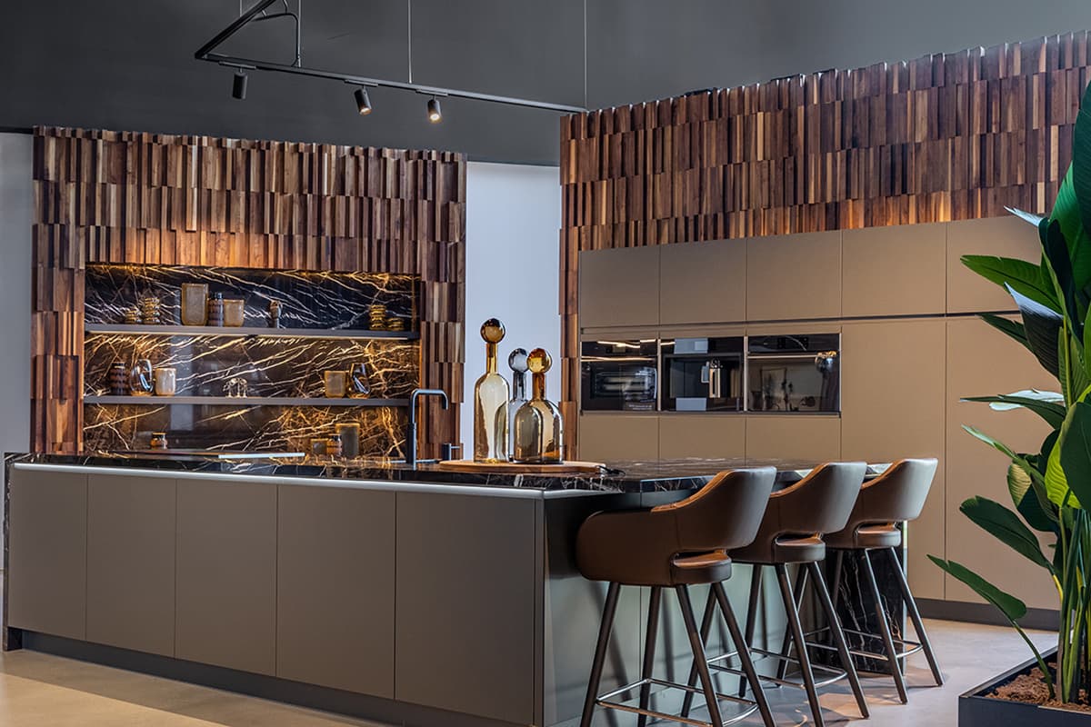 Barletti-eilandkeuken-met-hoge-kastenwand