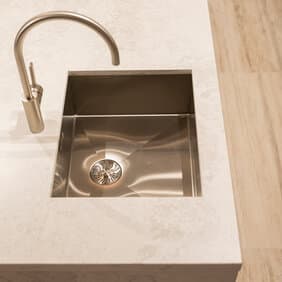 Rvs kraan en spoelbak Tambre eiken Japandi stijl keuken