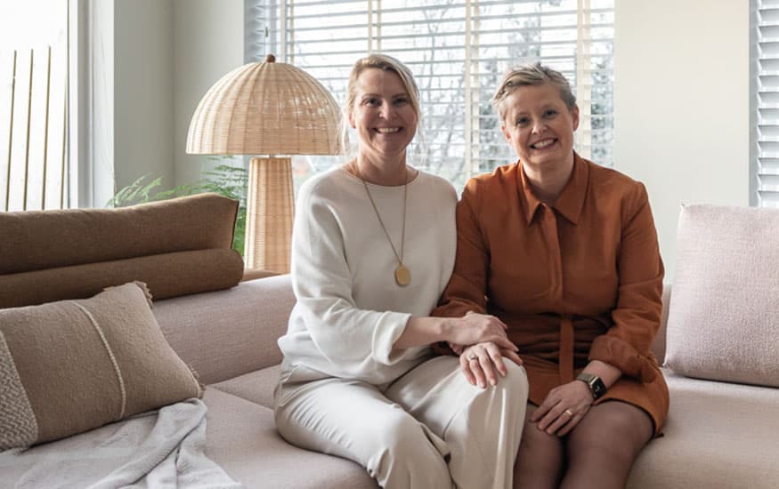 twee vrouwen op een bank