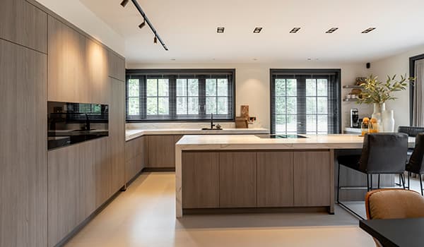 Wolffenbuttel-Huizen-eilandkeuken-hout-met-kastenwand-en-bar.jpg