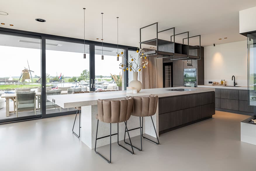 Donkerhouten-keuken-met-kookeiland-en-bar.jpg