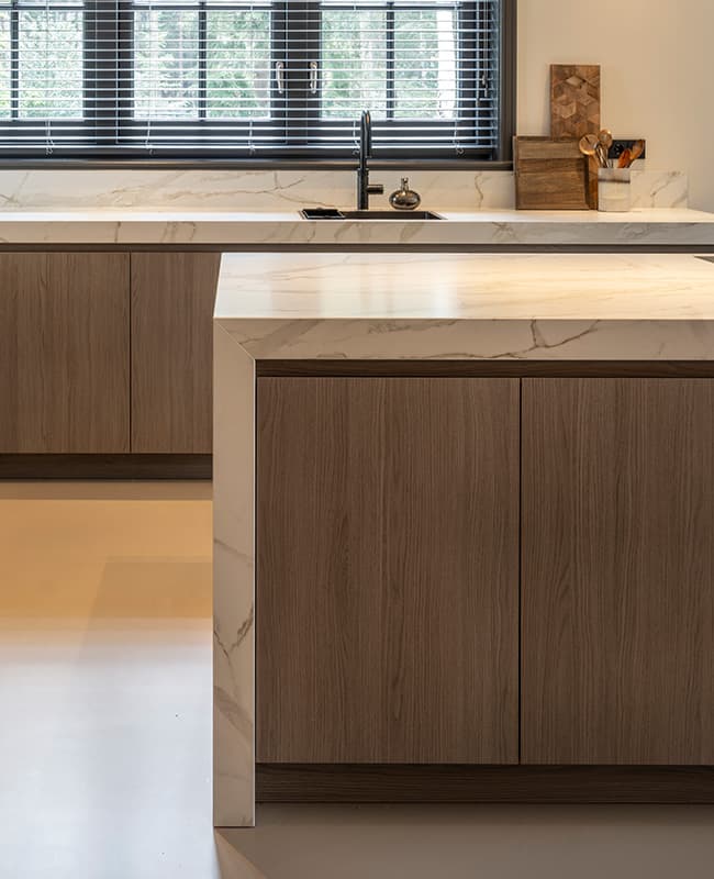 Dekton-werkblad-in-marmerlook-en-eikenhout-fronten.jpg