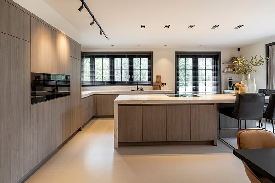 Scandinavische-droomkeuken-met-natuurlijke-materialen-en-royaal-kookeiland.jpg