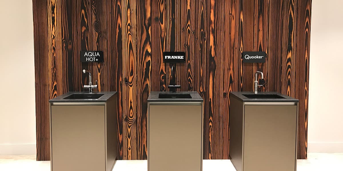 Verschillende-kokenwaterkranen-in-showroom-Mandemakers-Keukens