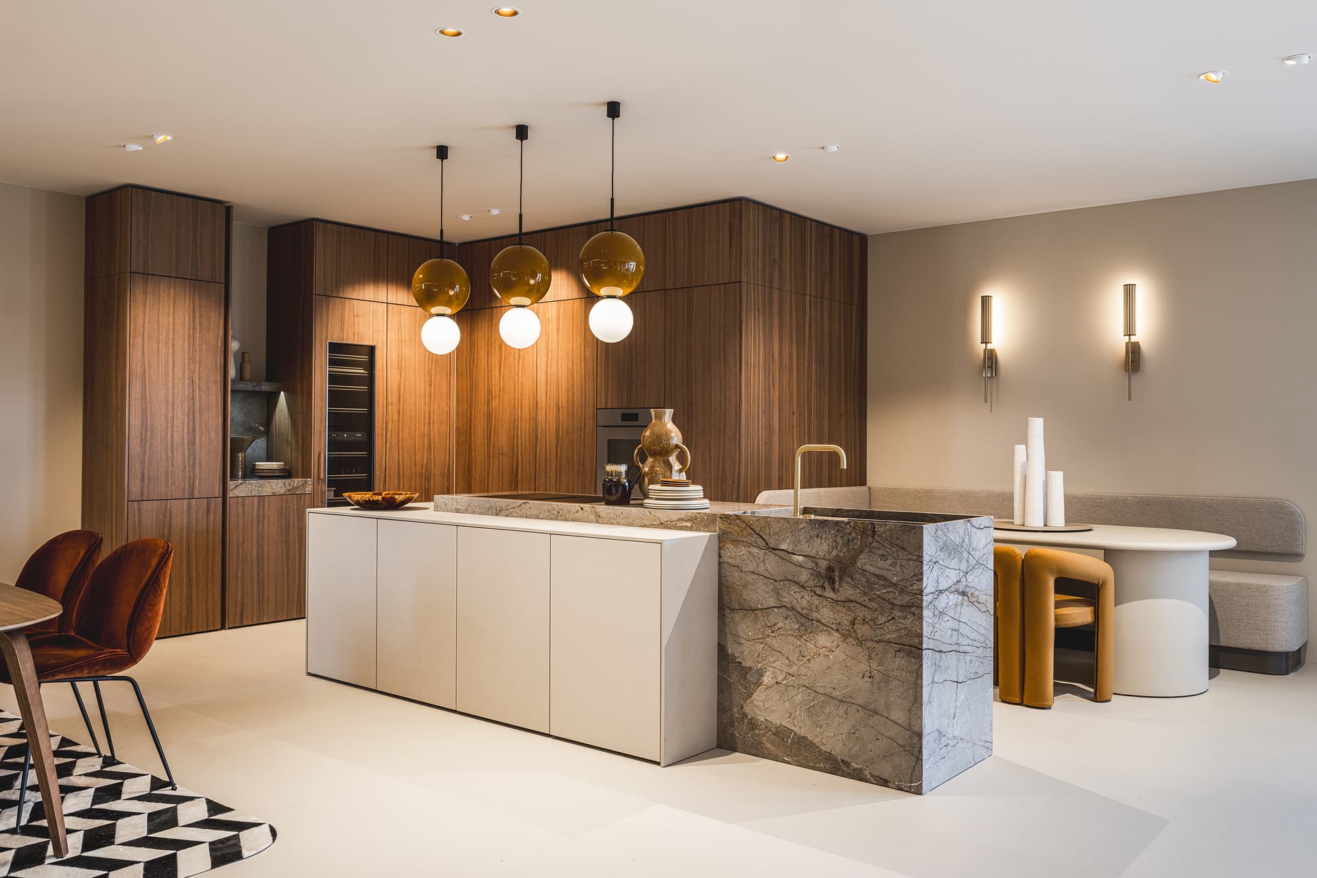 _DSF8393.jpg Luxe Barletti keuken met kookeiland en hoge kastenwand