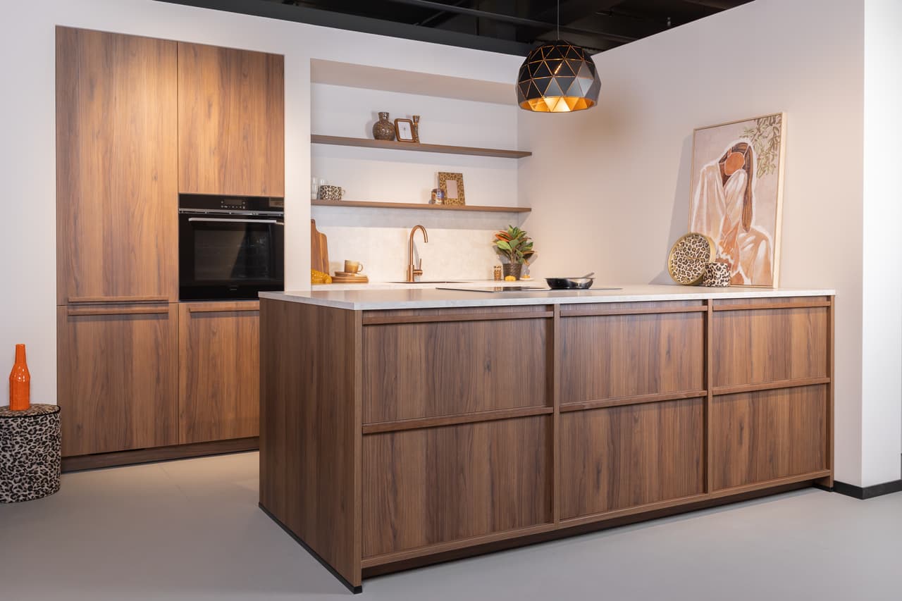 houten-keuken-walnootlook-detail-fronten.jpg.jpg detailfoto van een Hello Kitchen Keuken met schiereiland